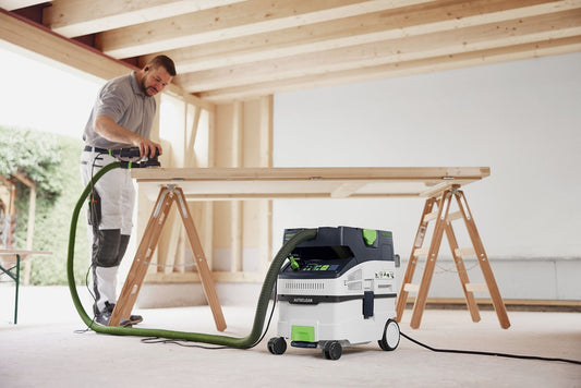 Festool CTL MIDI I AC Absaugmobil mit AUTOCLEAN beim Schleifen von Holz mit Schleifer, mobile Absauganlage im Einsatz
