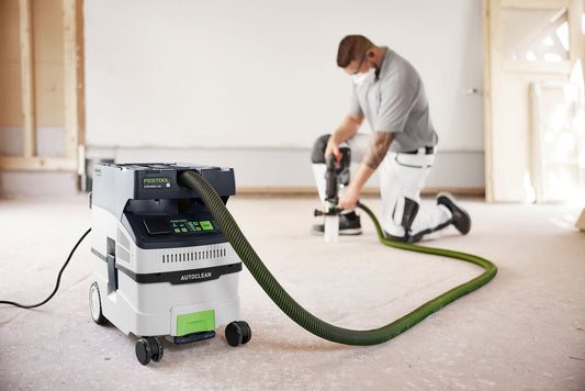 Festool CLEANTEC CTL MIDI I AC Absaugmobil mit AUTOCLEAN bei Anwendung auf Baustelle mit angeschlossenem Werkzeug.