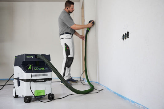 Festool CTM MIDI CLEANTEC Absaugmobil mit AUTOCLEAN bei Trockenbauarbeiten mit Absaugschlauch in Anwendung