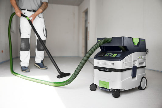 Festool CLEANTEC CTL MIDI I AC Absaugmobil mit Saugschlauch im Einsatz beim Staubabsaugen in Innenraum