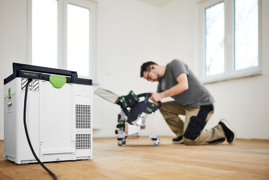 Festool Luftreiniger SYS-AIR M im Einsatz auf Baustelle, Handwerker mit Elektrowerkzeug, Luftreiniger mit Systainer-Format