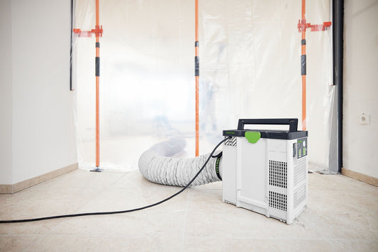 Festool SYS-AIR Luftreiniger mit Zuluftschlauch D200x6m in Staubschutzwand auf Baustelle installiert