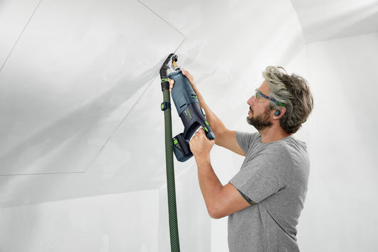 Festool RSC-AV Absaugvorrichtung in Anwendung an Decke mit Absaugschlauch angebracht