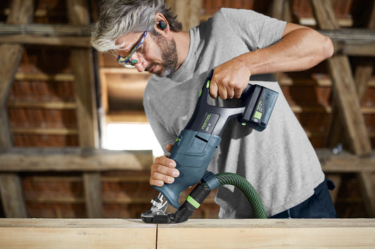 Festool RSC 18 mit Absaugvorrichtung RSC-AV beim Sägen von Holz, staubarme Anwendung im Werkstatt-Einsatz
