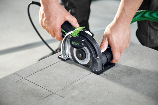 Festool Freihand Trennsystem DSC-AG 125 FH-Plus bei Trennarbeiten auf Betonplatte mit freier Sicht auf Schnittstelle