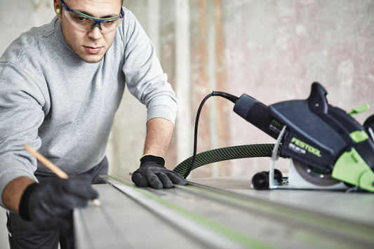 Festool DSC-AG 125-Plus Diamant Trennsystem bei staubarmem Schneiden in Mineralstein mit Führungstisch und Absauganlage