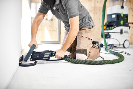 Festool RENOFIX RG 130 Sanierungsschleifer beim Schleifen von Bodenfläche mit Absaugschlauch und Elektrowerkzeug im