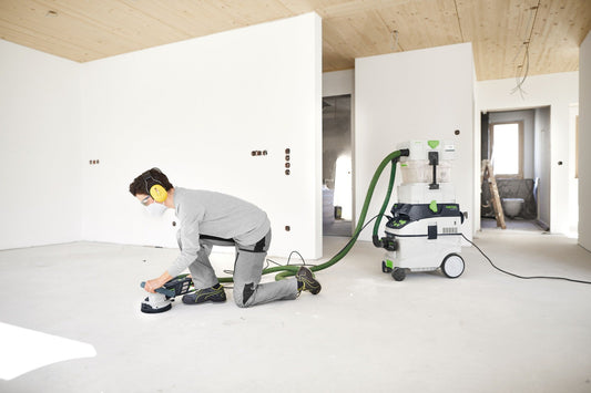 Festool RENOFIX RG 130 ECI Sanierungsschleifer bei Untergrundvorbereitung mit Absaugmobil CTM 36 AC auf Baustelle