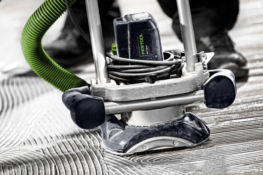 Festool Diamantscheibe auf Renovierungsfräse RG mit grünem Absaugschlauch und Systainer im Einsatz.