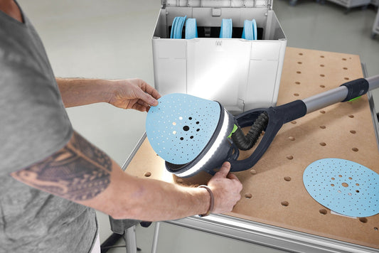 Festool PLANEX Langhalsschleifer mit blauem Granat D225 Schleifteller auf Werkstück, Systainer mit Schleifscheiben im