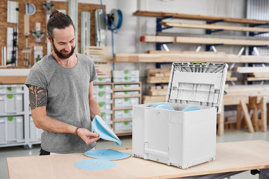 Festool Systainer³ mit Granat Schleifscheiben D225, Handgriff zeigt blaue Schleifmittel in Aufbewahrung.