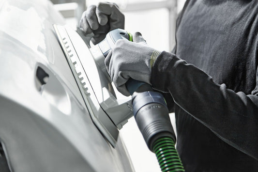 Festool IAS-Schlauch mit grünem Absaugschlauch an Druckluftschleifer angeschlossen, Handschuhe, Anwendung