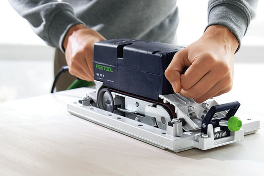 Festool Schleifrahmen FSR-BS 75 in Anwendung beim Schleifen einer Holzfläche mit Bandschleifer