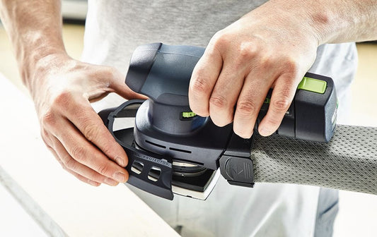Festool DTSC 400 Akku-Deltaschleifer mit Bluetooth-Akkupack in Bedienung, Griffzone und Bedienelement sichtbar