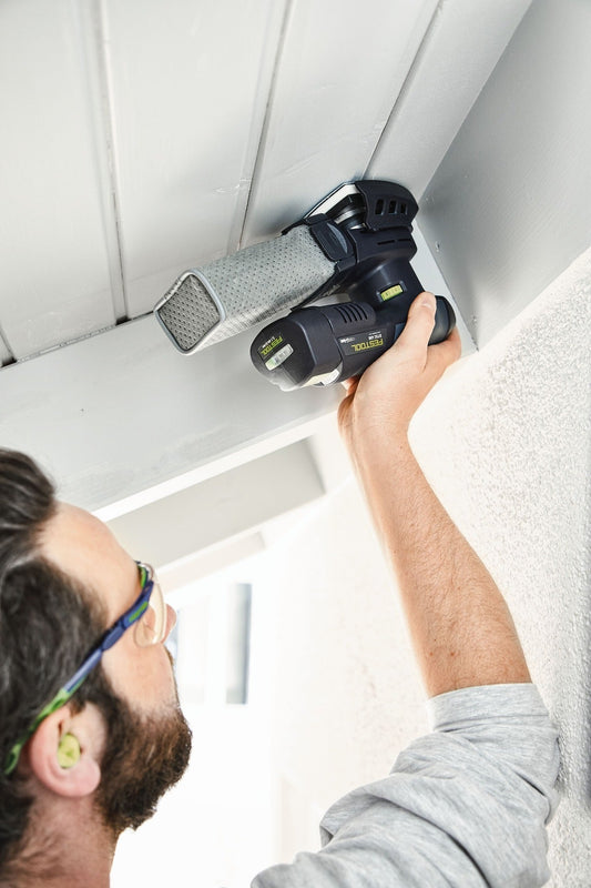 Festool DTSC 400 Akku-Deltaschleifer in Anwendung beim Schleifen einer Gipskartonwand