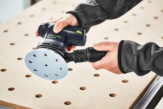 Festool ETS 125 REQ Exzenterschleifer mit blauem StickFix Schleifteller beim Schleifen auf Lochplatte