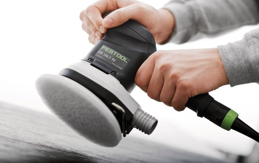 Festool ETS 150/3 EQ-Plus Exzenterschleifer in Anwendung beim Feinschliff auf Holzoberfläche mit 150mm Schleifteller