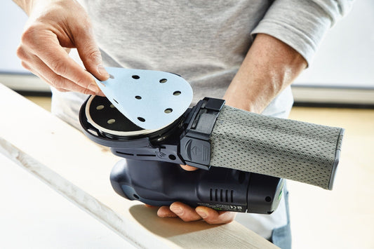 Festool Schleifscheibe Granat mit Stickfix-Klettsystem wird auf Schleifteller aufgebracht