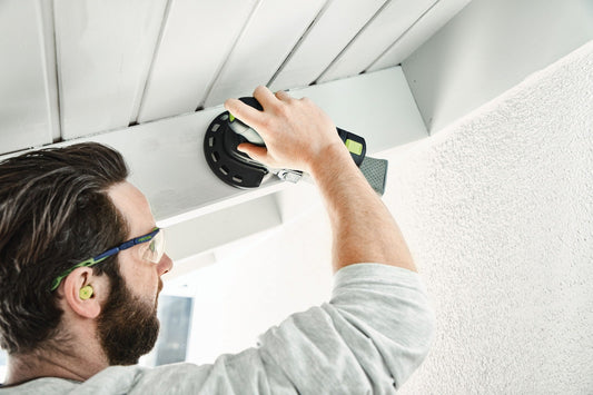 Festool ETSC 125-Basic Akku-Exzenterschleifer im Einsatz beim Schleifen einer Deckenoberfläche, Handhabung