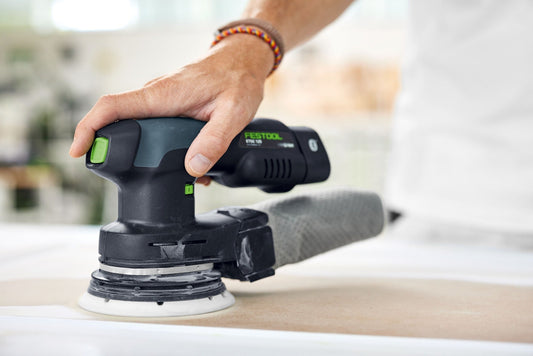 Festool Exzenterschleifer mit Granat Net Schleifscheibe in Anwendung auf Holzoberfläche