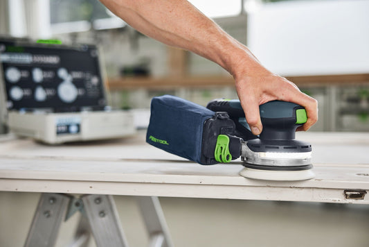 Festool Akku-Exzenterschleifer ETSC 2 125-Basic in Anwendung auf Holzoberfläche mit LED-Lichtring