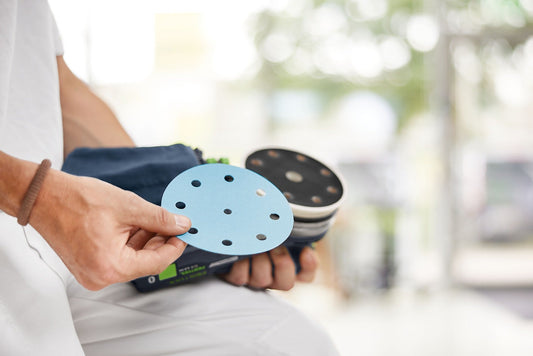 Festool Akku-Exzenterschleifer ETSC 2 125 Schleifteller 125mm mit Absaugebohrungen in Hand gehalten