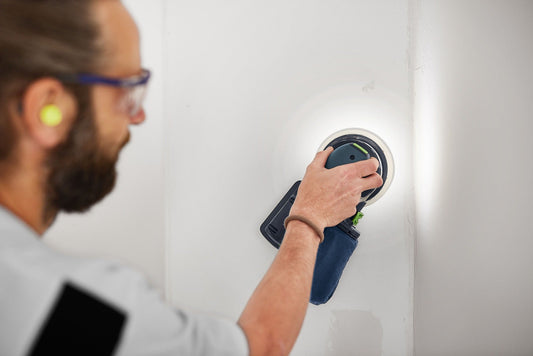 Festool ETSC 2 150 Akku-Exzenterschleifer mit LED-Lichtring in Anwendung beim Schleifen einer Wand