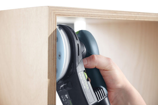 Festool ETS EC 125/3 EQ-Plus Exzenterschleifer in Hand mit sichtbarem Schleifteller und Vibrationsschutz