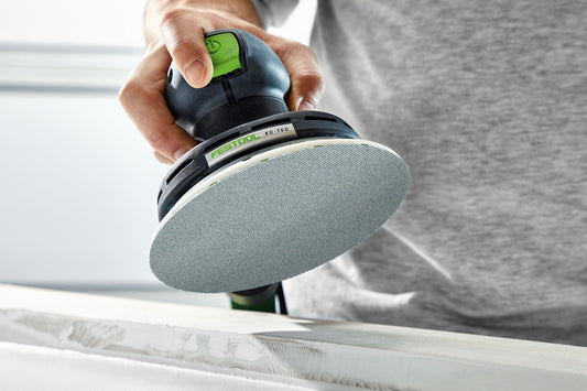 Festool Protection Pad D150 Schutzpad auf Schleifteller wird von Hand an Holzoberfläche angewendet