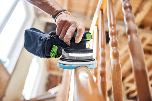 Festool Schleifer mit Granat PROfile Schleifscheibe bei der Anwendung auf Holzprofil