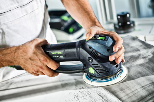 Festool Schleifteller im Einsatz auf Betonoberfläche, Exzenterschleifer mit Klettbelag in Anwendung