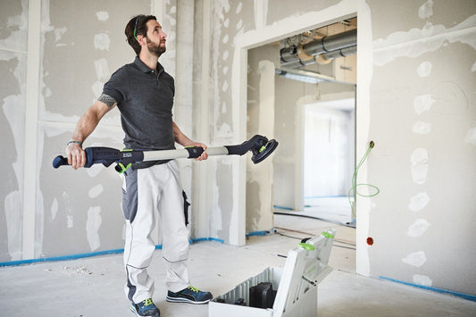 Festool PLANEX LHS 2 Langhalsschleifer bei Deckenbearbeitung mit LED-Lichtring in Anwendung.