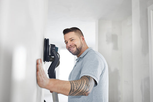 Festool PLANEX LHS 2-M 225 EQ Langhalsschleifer bei der Deckenbearbeitung mit regulierbarer Absaugung