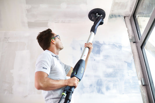 Festool PLANEX easy LHS-E 225 EQ Langhalsschleifer beim Schleifen einer Decke mit Staubabsaugung