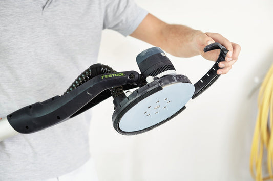 Festool Bürsteneinsatz BE-LHS-E 225 mit Schutzhaube und Absaugschlauch in Handposition
