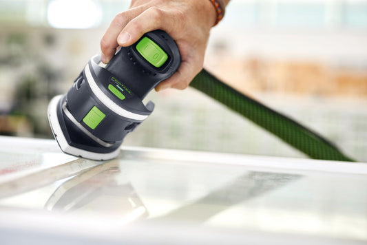 Festool Lichtmodul LM-DTS mit grünen Bedienelementen beim Schleifen auf Holzoberfläche in Anwendung