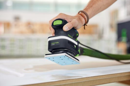 Festool Lichtmodul LM-RTS mit LED-Beleuchtung beim Schleifen von Holzoberfläche in Anwendung