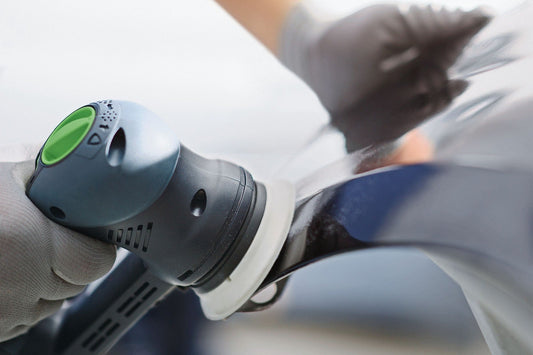 Festool Exzenterschleifer mit grünem Schleifteller in Anwendung, Schleifteller mit Klettbelag und FastFix-Aufnahme