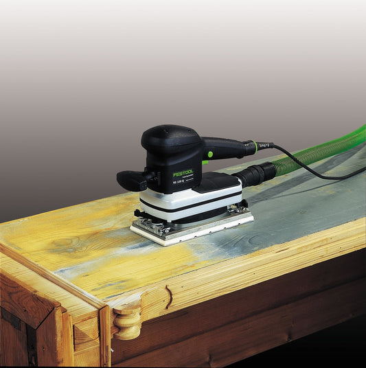 Festool RS 100 Q Schleifer mit grünem Schlauch auf Holzoberfläche in Anwendung