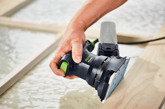 Festool Protector beim randnahen Schleifen an Holzkante, schützt Schleifteller und Werkstückkante vor Beschädigungen.