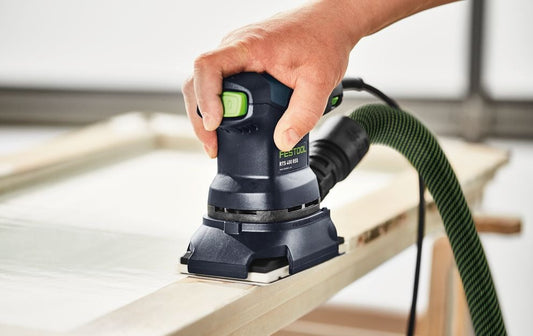 Festool Elektroschleiffer RTS 400 beim Schleifen von Holzwerkstoff mit Schleifstreifen Rubin