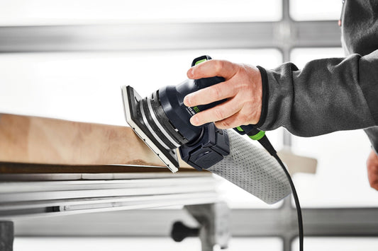 Festool RTS 400 REQ-Plus Einhand-Schwingschleifer in Anwendung beim Schleifen einer Holzplatte