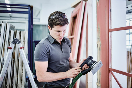 Festool RTS 400 REQ-Plus Einhand-Schwingschleifer im praktischen Einsatz beim Feinschliff