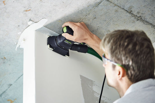 Festool RUTSCHER RTS 400 REQ-Plus im Einsatz beim Schleifen einer Gipskartonplatte mit StickFix Schleifschuh