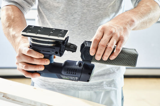 Festool Akku-Rutscher RTSC 400 mit StickFix Schleifschuh und auswechselbarem Schleifmittel in Handposition