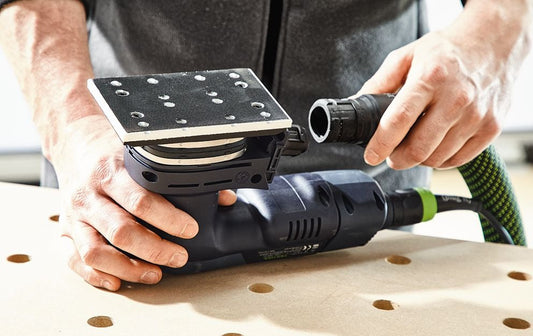 Festool Protection Pad PP 80x133 auf Schleifteller aufgebracht, Anwendungsbeispiel an Werkstück mit Bohrungen