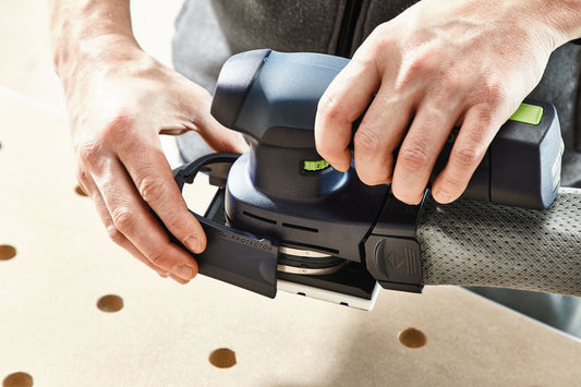 Festool RTSC 400 Akku-Rutscher mit Schleifschuh in Anwendung beim Feinschleifen einer Werkplatte
