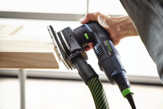 Festool RTSC 400 Akku-Rutscher mit Schleifschuh und Absaugschlauch in Hand, Anwendungsansicht beim Schleifen von Holz