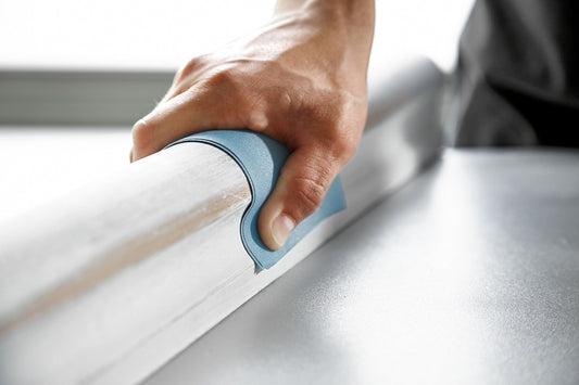 Festool Handschleifpapier Granat in Anwendung beim Handschliff auf Holzoberfläche mit ergonomischem Griff