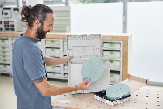 Festool Schleifmittel-Systainer³ Granat Net D225 offen mit Netzschleifscheiben verschiedener Körnungen, sortiert in Fächern.